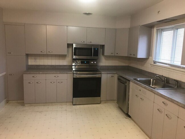 Building Photo - Ward Parkway Duplex Home with 2 Car Garage