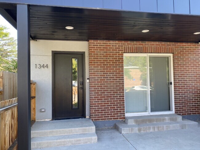 Foto del edificio - Beautiful, newer (2024) townhome in the de...