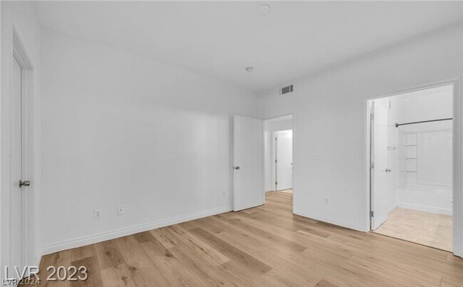 Foto del edificio - 9050 W Warm Springs Rd