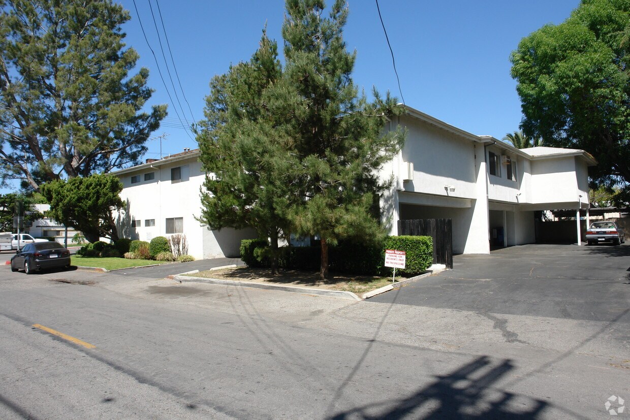 Building Photo - 7004 Woodman Ave
