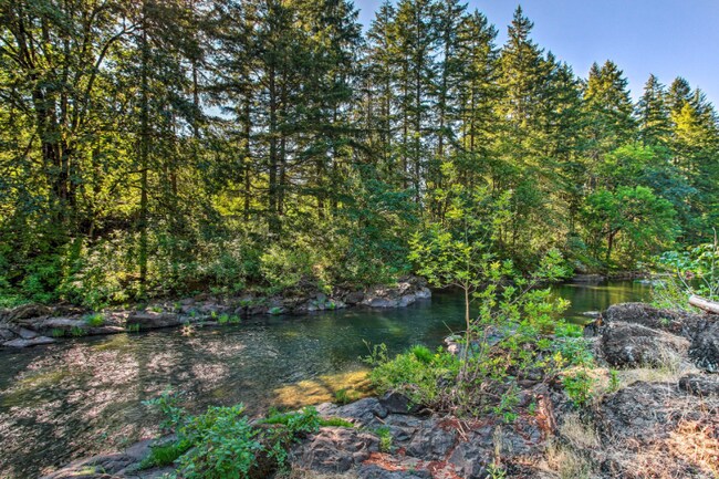 Foto del edificio - 37462 Row River Rd