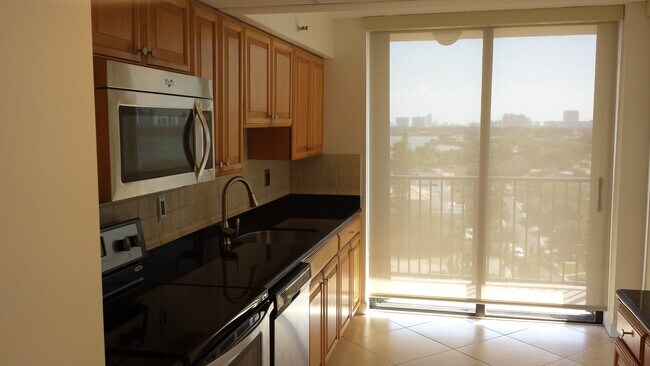 Building Photo - 801 N Venetian Dr