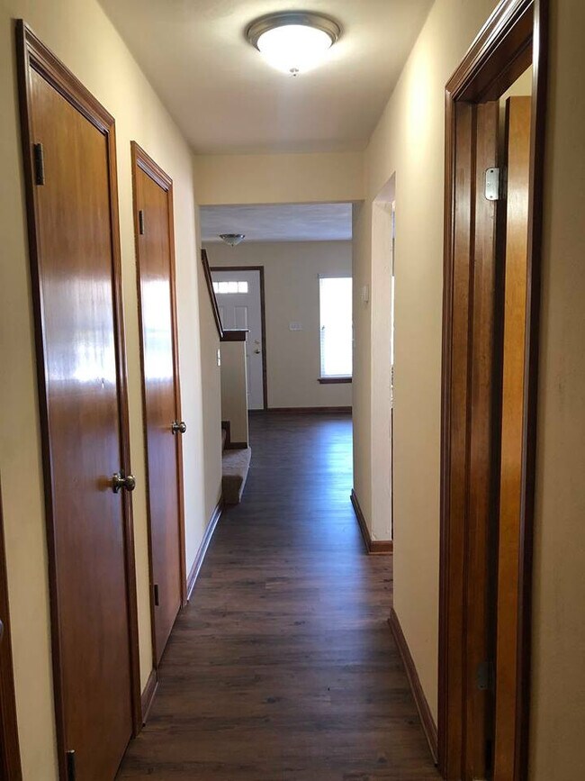 Building Photo - 3 BEDROOM, 2 BATH IN A BEAUTIFULLY UPDATED...