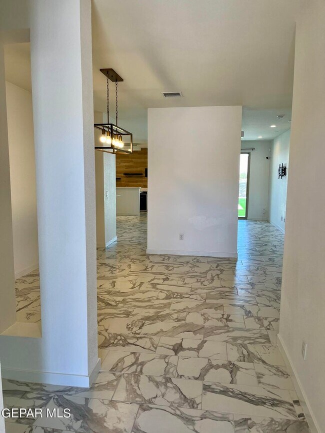 Foto del edificio - 14836 John McNeely Ave