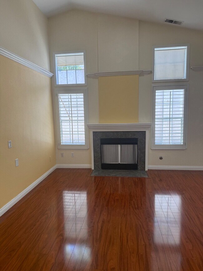 Foto del edificio - Beautiful 3-Bedroom 2 bathroom in the Heart of Pleasanton!