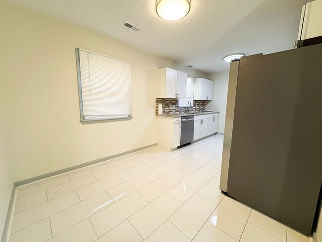 Building Photo - 3 Bedroom 2 Bathroom- Pets Okay