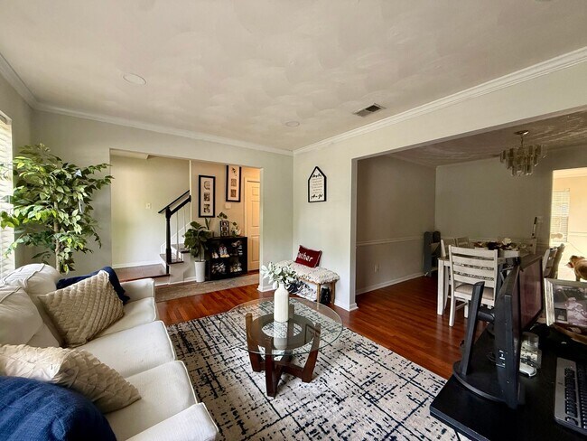 Foto del edificio - Beutifully updated 4 bed 2.5 bath home with large yard!