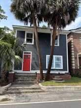 Building Photo - 724 W Victory Dr