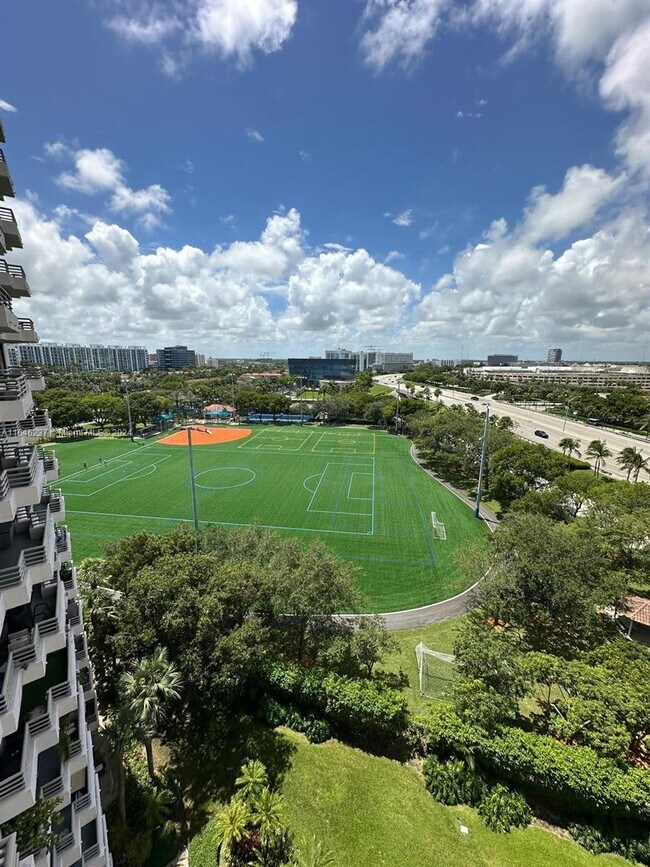 Foto del edificio - 3300 NE 191st St