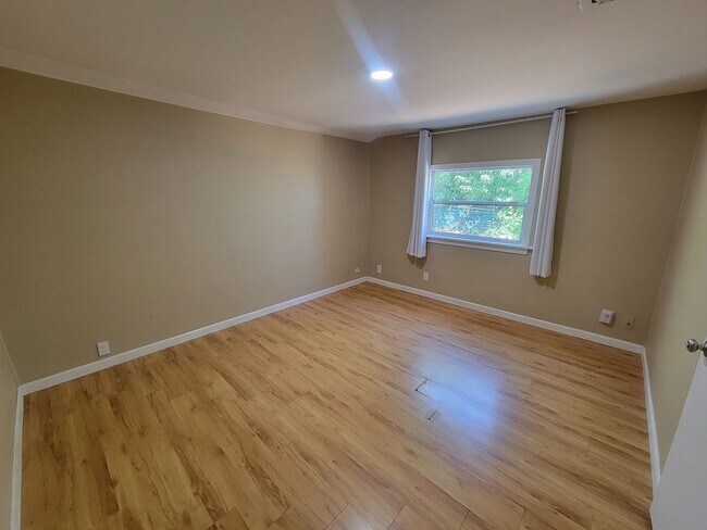 Building Photo - Lovely 5 Bedroom Two Bathroom Home in Sacr...
