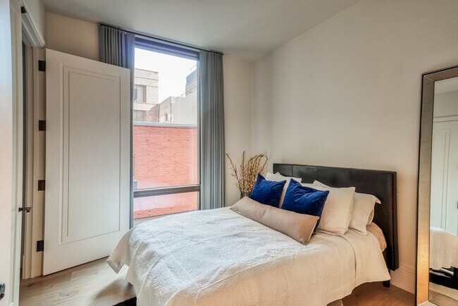 Habitación con estantes en armarios a medida - 288 Pacific Ave
