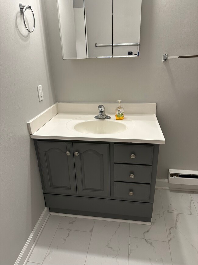 Building Photo - 226 Maple St