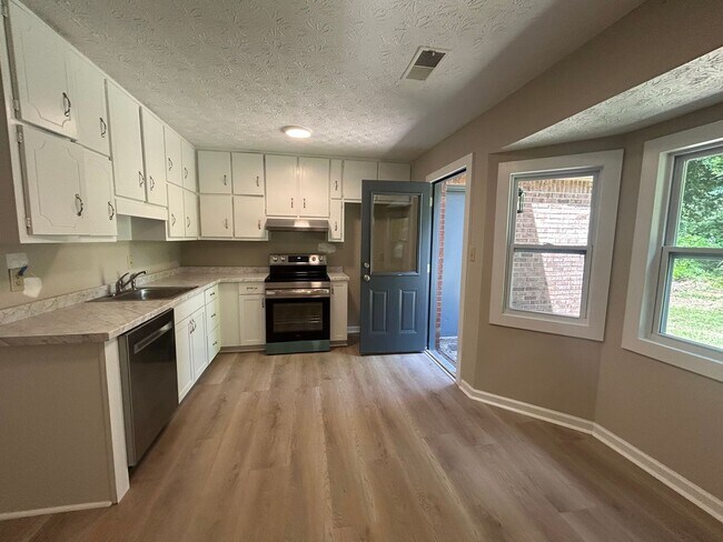 Building Photo - 115C Meadowbrook Ct: 2BD, 1.5BA Duplex loc...