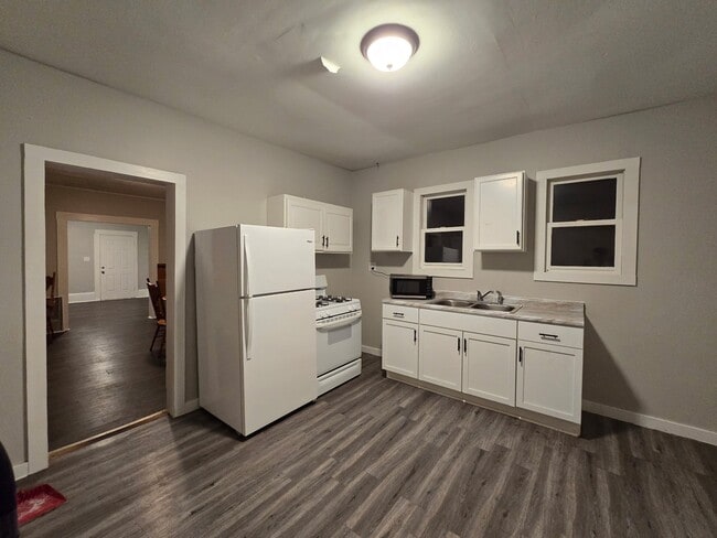 Building Photo - 3150 W 40th St