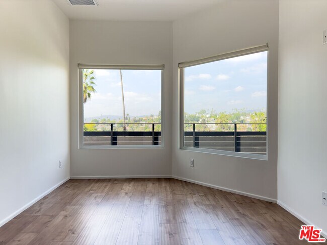 Foto del edificio - 845 N La Fayette Park Pl