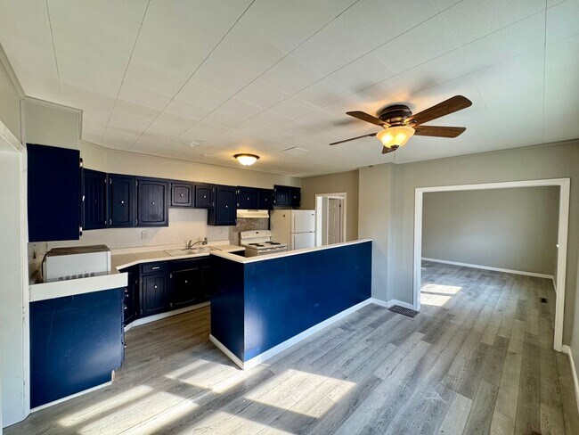 Building Photo - short term lease available