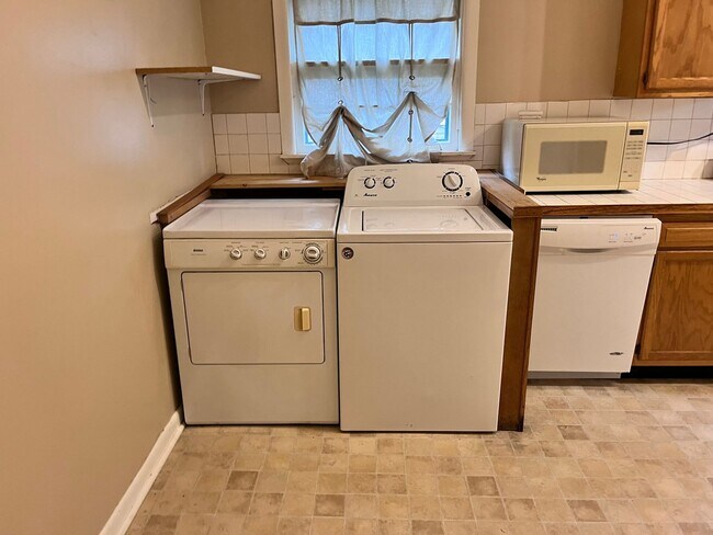 Building Photo - 3 Bed, 2 bath House!