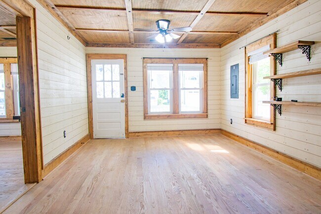 Foto del edificio - Charming 2 Bedroom 1 Bathroom Haymount Home- Small pets okay!
