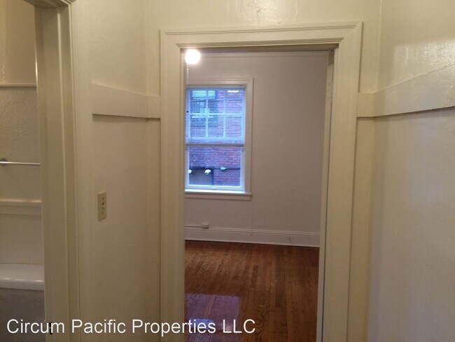 Building Photo - 1 br, 1 bath Apartment - 2062 NW Marshall St.