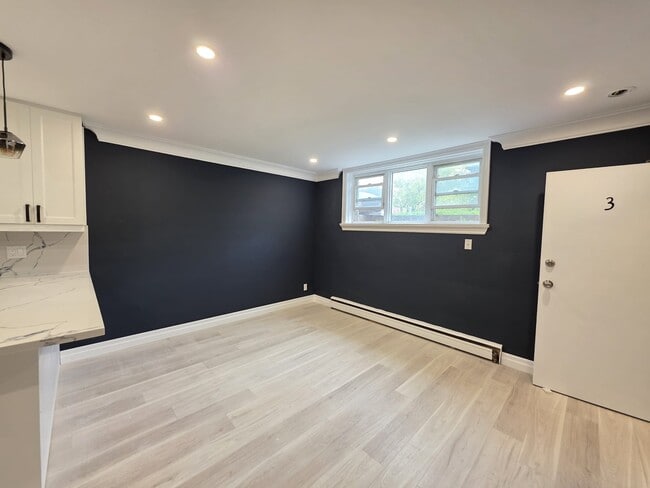 Building Photo - Beautifully Updated Apartment! (2 Bed, 1.5 Bath)