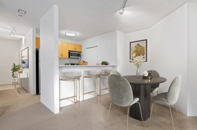 Photo - 750 N Dearborn St Apartment