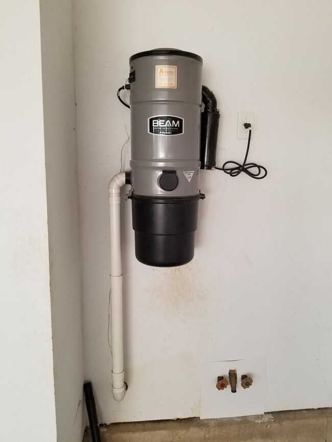 Building Photo - 1115 Bedford Ct