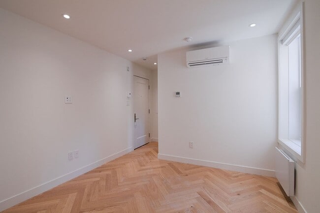 Building Photo - 590 Av. Outremont