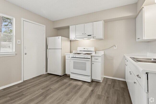 2BR, 1BA - 750SF - Kitchen - The Grove at Patterson