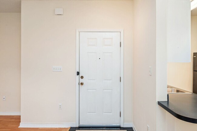 Foto del edificio - Spacious 2-Bedroom Condo at The Oaks – Prime Location with Community Pool