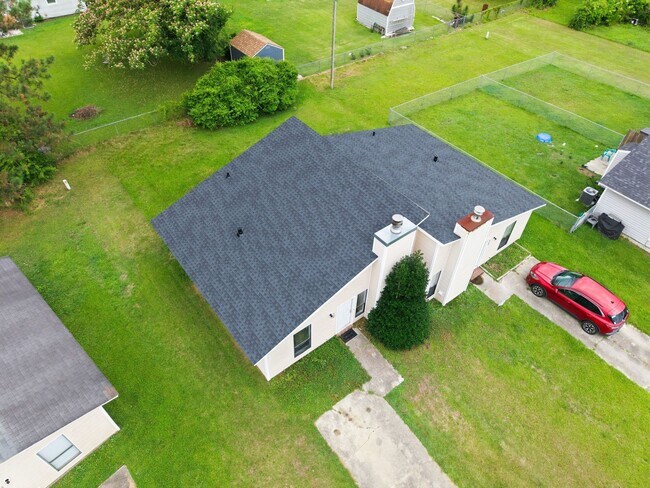 Building Photo - 228-230 Yaupon Dr