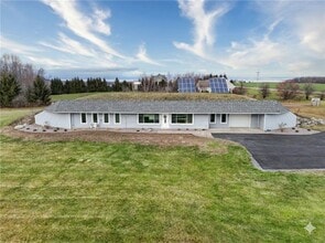 Building Photo - 2654 Whalen Rd