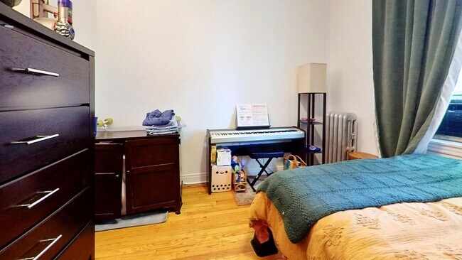 Building Photo - Raised First Floor East Lakeview One Bedro...