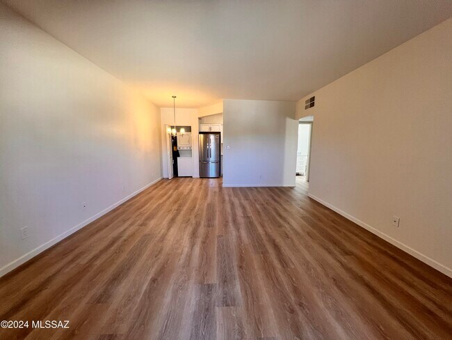 Building Photo - 5500 N Valley View Rd