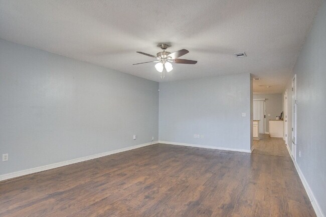 Foto del edificio - Modern 3BR/2BA Duplex with Granite Countertops, Stainless Appliances, Covered Patio & Private Fen...