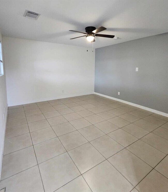 Foto del edificio - 5418 Pine Ave