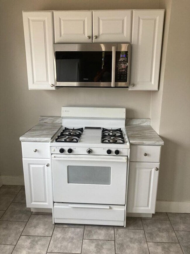 Foto del edificio - 2711 Sackett Ave