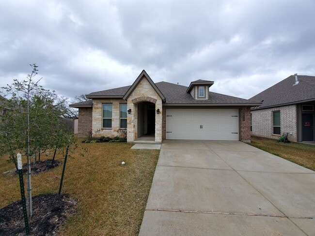 Building Photo - College Station, 3 bedroom /2 bath / 2 car...