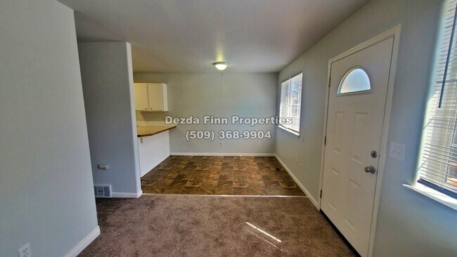 Building Photo - Adorable 4 Bedroom Townhouse in the Perry ...