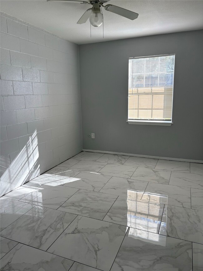 Building Photo - 149 Emerald Dr