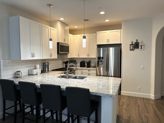 Building Photo - Charming 2 Bed, 2 Bath Home in Gated Commu...