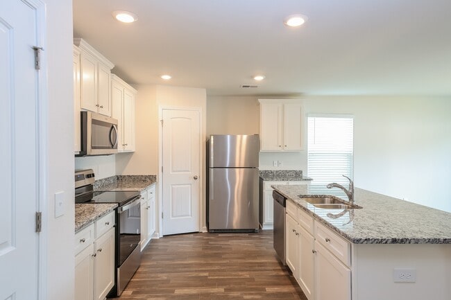 Building Photo - 2143 Southlea Dr