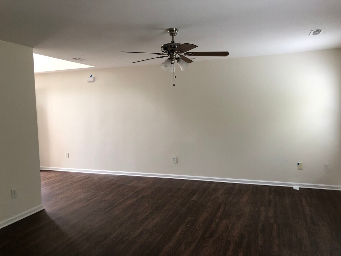 Foto del edificio - 15634 Lakepoint Forest Dr