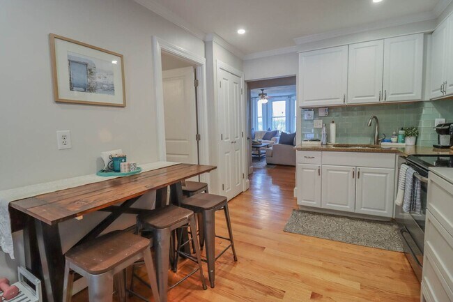 Building Photo - 1 Bd 1 Bath With Laundry Available 8/1 in ...