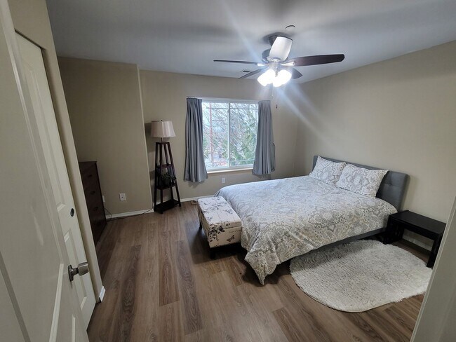 Foto del edificio - Des Moines Townhome - 3 bedroom 2 bath with 2 separate Garages.  Must see Available February 1, 2026