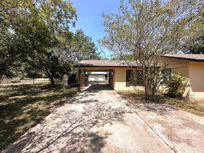 Building Photo - 400 Sun Bonnet Dr