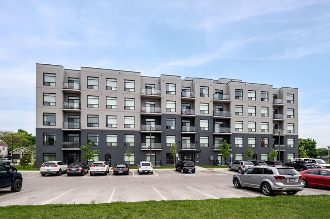 Building Photo - 98 King St