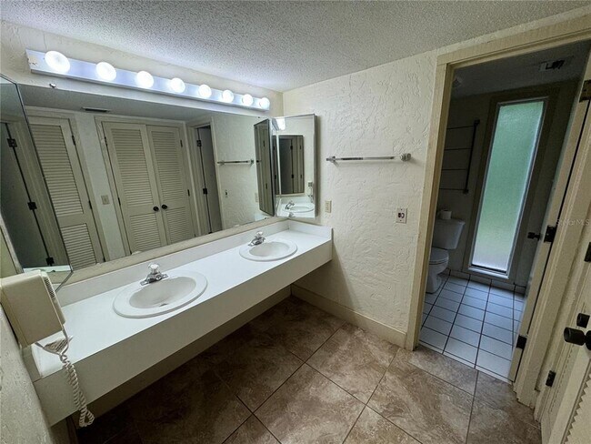 Building Photo - 3353 Camelot Dr