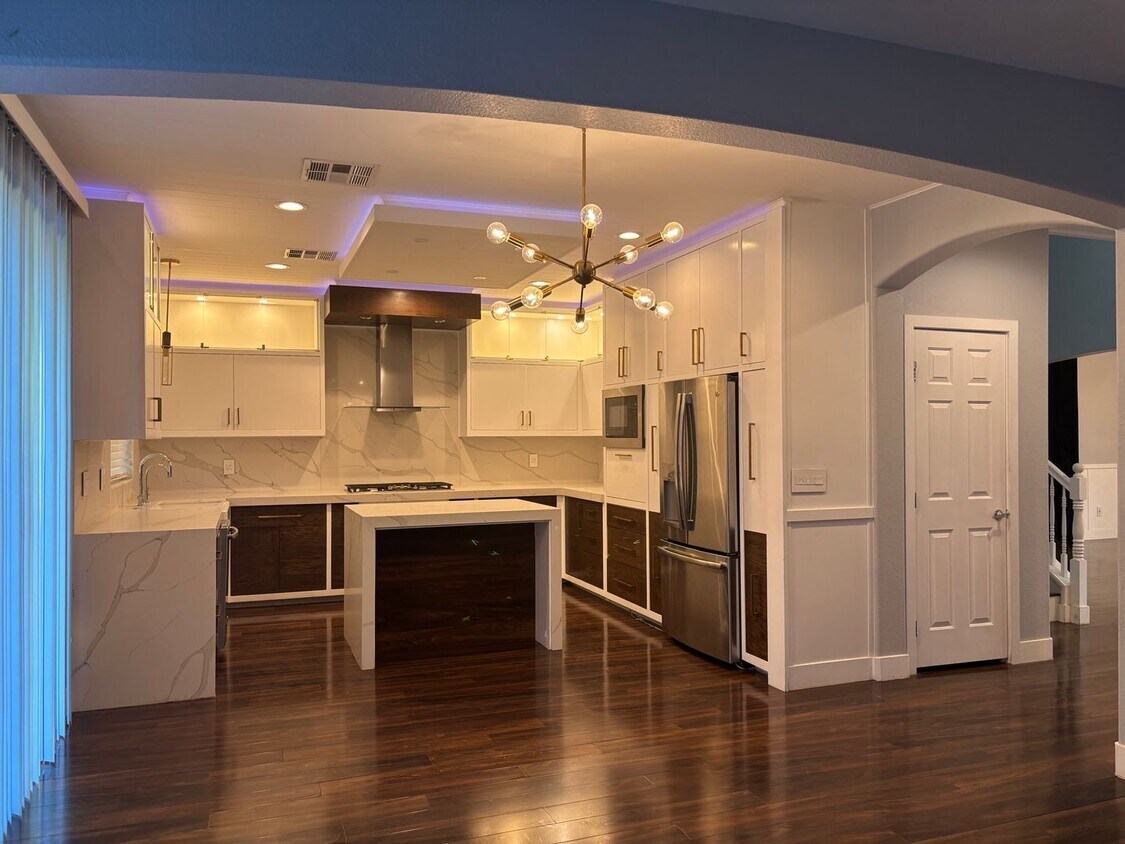 Foto principal - Stunningly Remodeled 6 bedrooms no back ne...