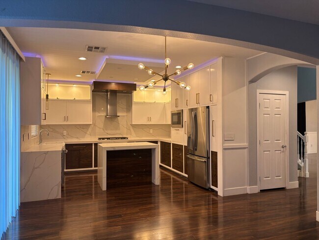 Foto del edificio - Stunningly Remodeled 6 bedrooms no back neighbor