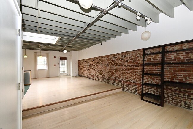 Building Photo - 31 Stanhope St